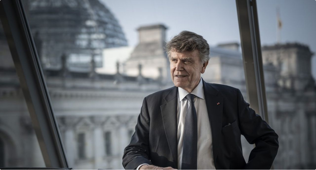 Photo de Thierry de Montbrial devant le Reichstag